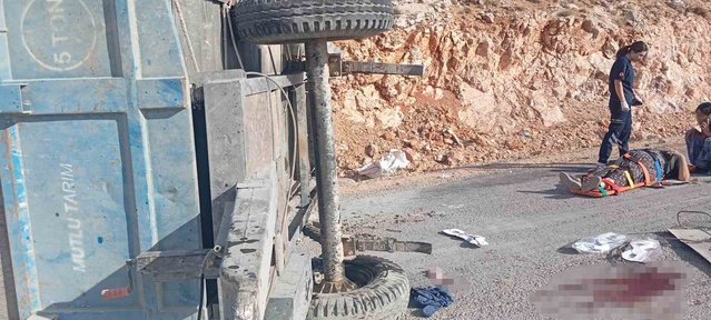 Mersin Mut'ta iki traktör devrildi, sürücülerden biri öldü, 2 kişi ağır yaralandı