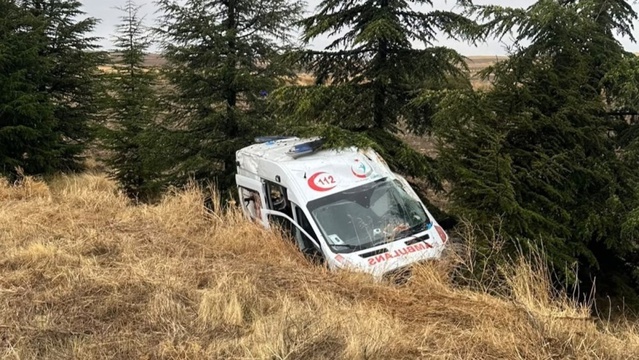 Eskişehir'de hasta nakleden ambulans kaza yaptı, 3 yaralıdan 1'i ağır