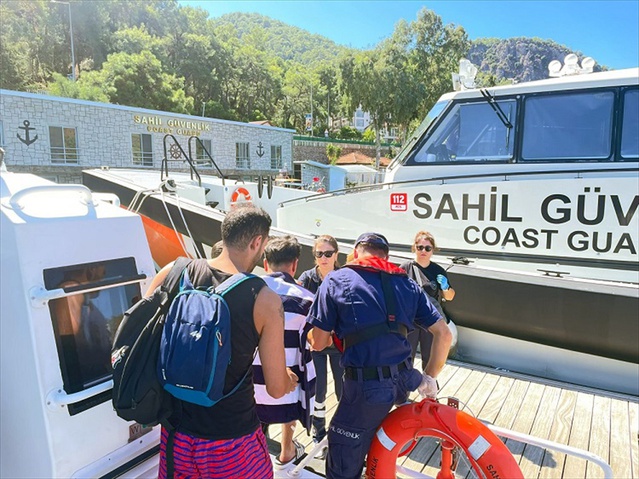 Muğla Fethiye'de teknelerde yaralanan 2 kişi Sahil Güvenlik botuyla karaya çıkarıldı
