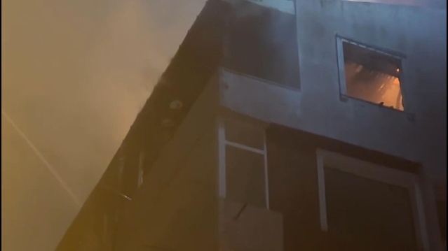 Güngören'de boşaltılan 4 katlı binanın çatısında çıkan yangında itfaiye erleri zorlandı