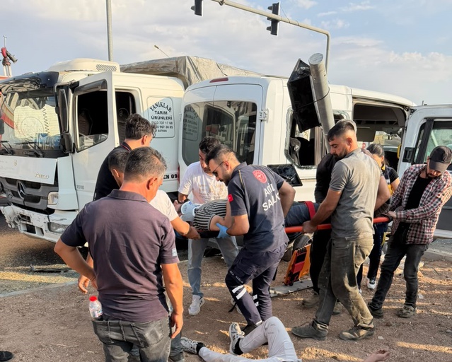Batman TPAO Bulvarı'nda servis minibüsü ile kamyon çarpıştı, 6 kişi yaralandı