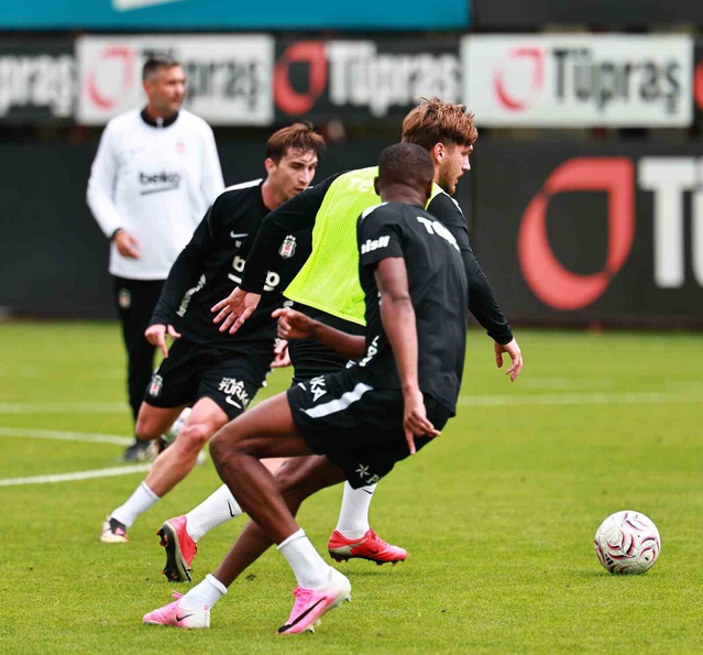 Beşiktaş, Kocaelispor maçı hazırlıklarına BJK Nevzat Demir Tesisleri'nde başladı