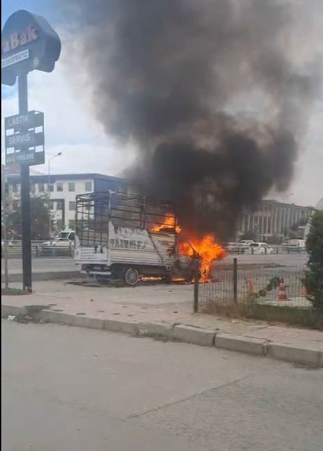 Van'da Van Adliyesi karşısında alev alan kamyonet kullanılamaz hale geldi
