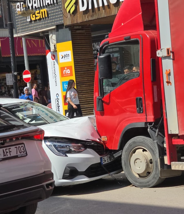 Adıyaman'da otomobil park halindeki kamyonete çarptı, 12 kişi yaralandı