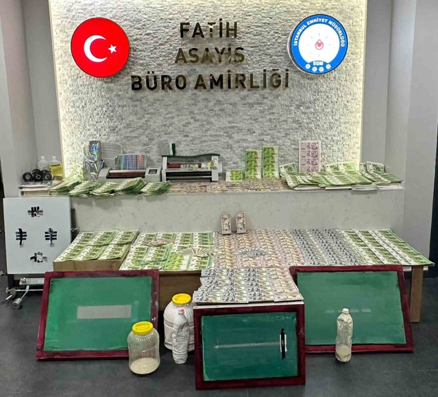 Fatih'te sahte para baskınında 1 milyon 680 bin Euro'luk tabaka para ele geçirildi