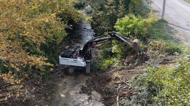 Yakakent'te DSİ'nin dere yatağı temizliği taşkın riskini azaltıyor