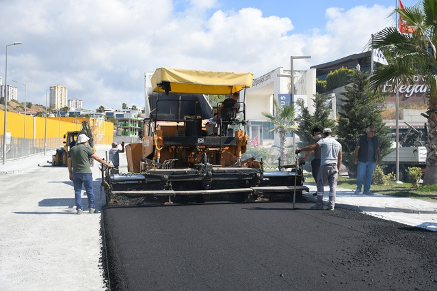 Kuşadası Belediyesi'nin yol yapım ve bakım çalışmaları 68 noktada yürütüldü