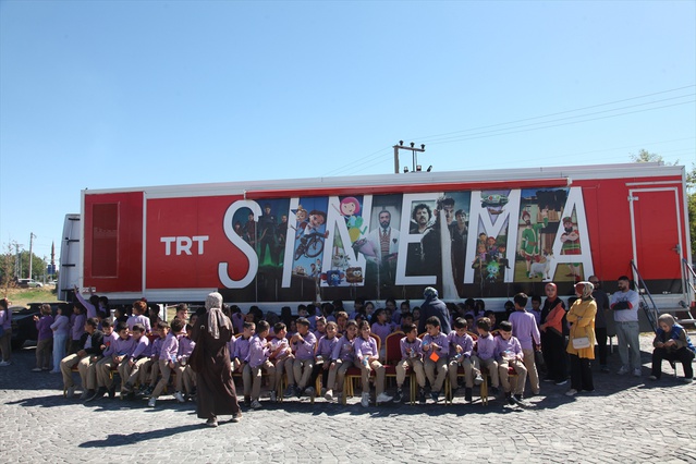 Ahlat'ta TRT Sinema Tırı'nda çocuklara animasyon filmi izletildi