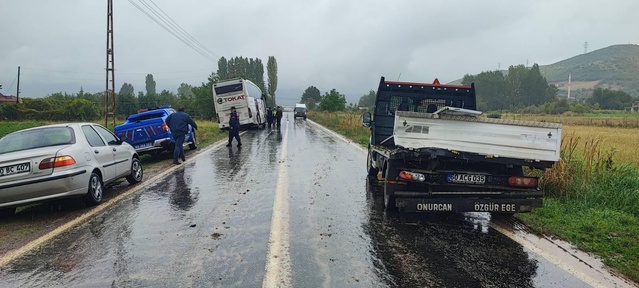 Tokat-Almus yolu Döllük mevkisinde yolcu otobüsü kamyonete çarptı, 2 kişi yaralandı
