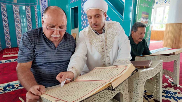 Van Erciş'te 70 ve 65 yaşındaki iki kişi camide kısa sürede Kur'an okumayı öğrendi