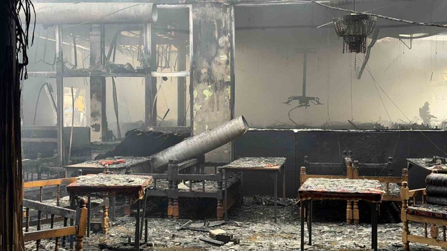 Sakarya Serdivan'da restoranı saran alevler 15 araç ve 27 personelle kontrol altına alındı