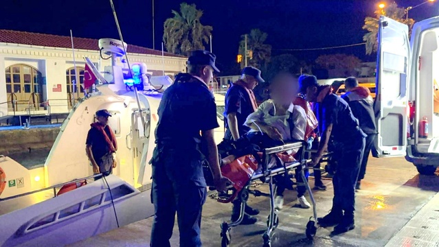 Bozcaada'da beyin kanaması riski taşıyan hasta Sahil Güvenlik botuyla tahliye edildi