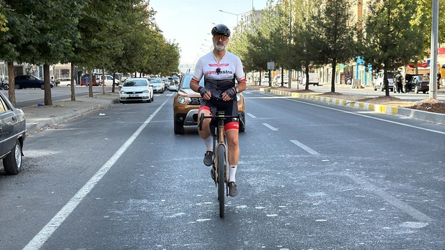 Süryani çocuklar için 4 bin 500 kilometre pedal çeviren Murat Yarbuğ Midyat'ta karşılandı