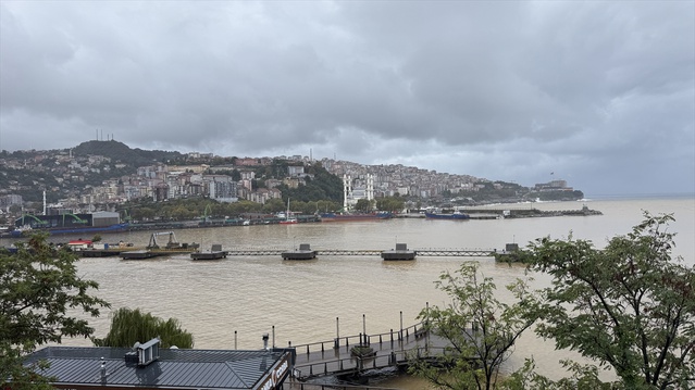 Zonguldak'ta sağanak sonrası limanda deniz suyu sarı ve kahverengiye döndü