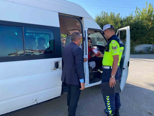 Muş'ta jandarma okul servislerini denetledi, sürücü ve öğrenciler bilgilendirildi