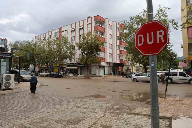 Adana Kozan'da motosiklet kazası kameraya yansıdı, 17 yaşındaki sürücü ağır yaralandı