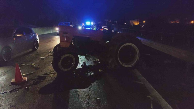 Antalya Manavgat'ta otomobilin traktöre çarptığı kazada 2 kişi ağır yaralandı