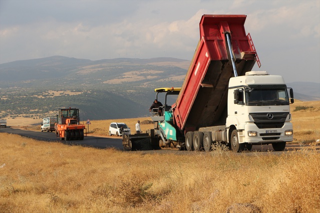 Bingöl Karlıova'da 14 km'lik grup köy yolu sıcak asfalta kavuşuyor