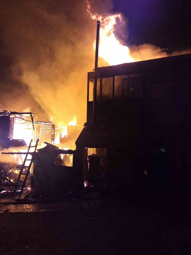 Bolu Gerede'de ahşap samanlıkta çıkan yangın 2 katlı eve sıçradı, söndürüldü