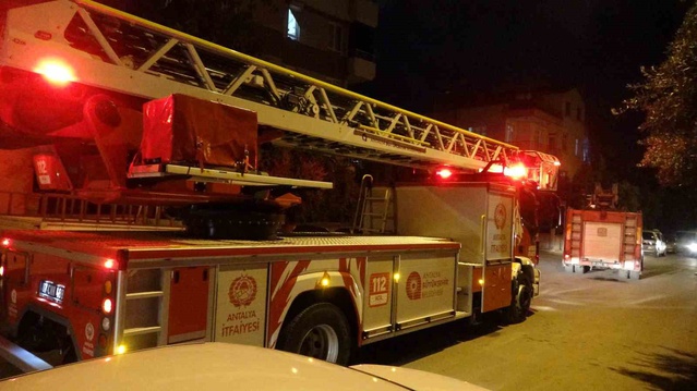 8 gündür kayıp oğlu için İstanbul'a giden babanın Antalya Kepez'deki evinde yangın çıktı