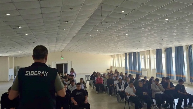 Eskişehir'de iki lisede 340 öğrenci ve 15 öğretmene siber suç eğitimi verildi