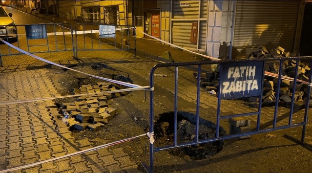 İstanbul Fatih'te sağanak sonrası çöken yola kamyon ve otomobil düştü