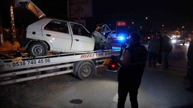Malatya'da ikiye bölünen otomobilin sürücüsü hastanede can verdi, 3 kişi yaralandı