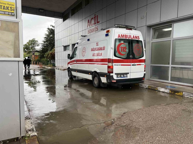 Derince'de bir okulda sınıfın tavanından sıvalar döküldü: 3 öğrenci yaralı