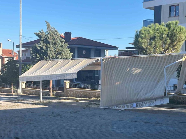 Buldan Belediyesi Kitap Kafe'nin bahçesinde kırık gölgelik velilerin tepkisini çekti