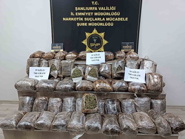 Şanlıurfa'da polis otobüs bagajındaki valizde 39 kilo 700 gram skunk ele geçirdi