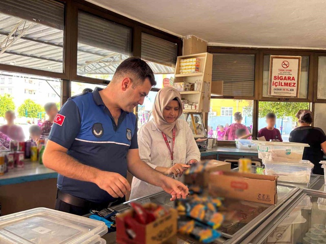 Mersin Tarsus'ta okul kantinlerinde tarihi geçmiş ürünler toplatılıp imha edildi