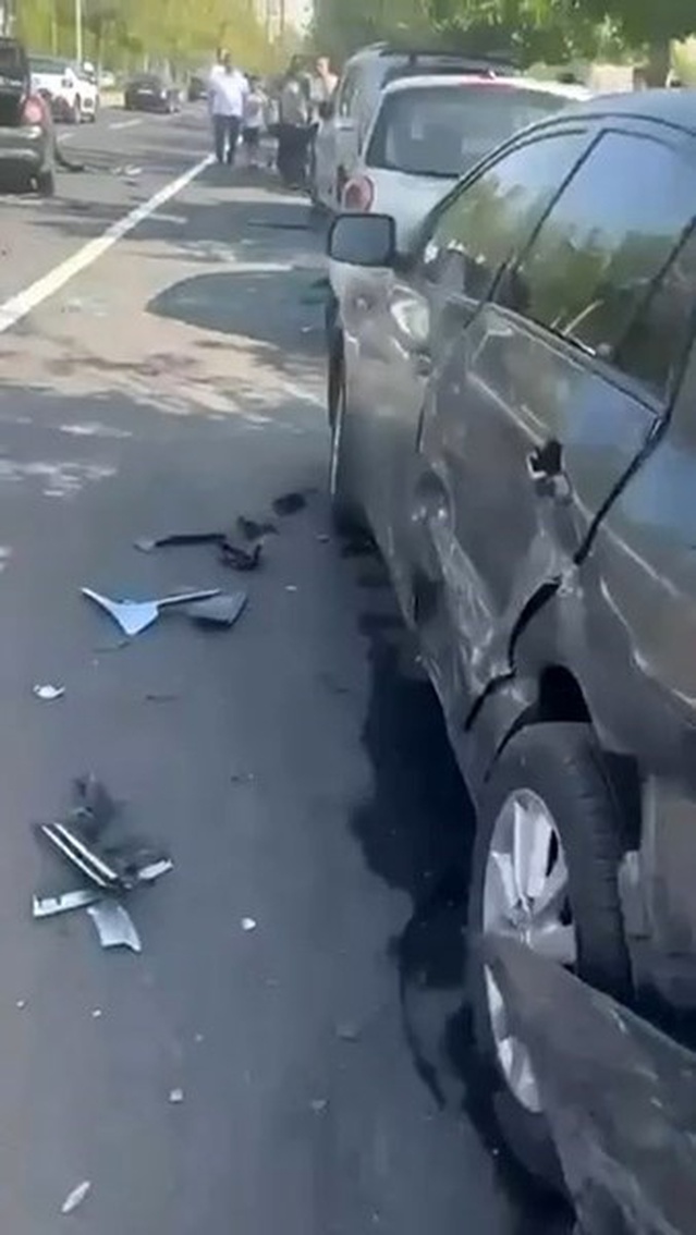 Diyarbakır Bağlar'da kontrolden çıkan otomobil 4 araca çarptı, 1 kişi yaralandı
