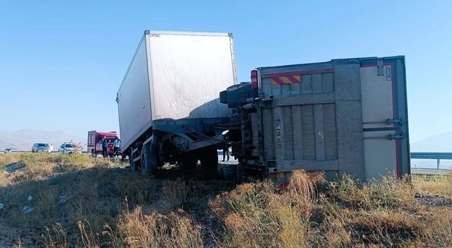 Iğdır'da eşek nedeniyle manevra yapan sürücünün kamyonu devrildi, 2 kişi yaralandı.