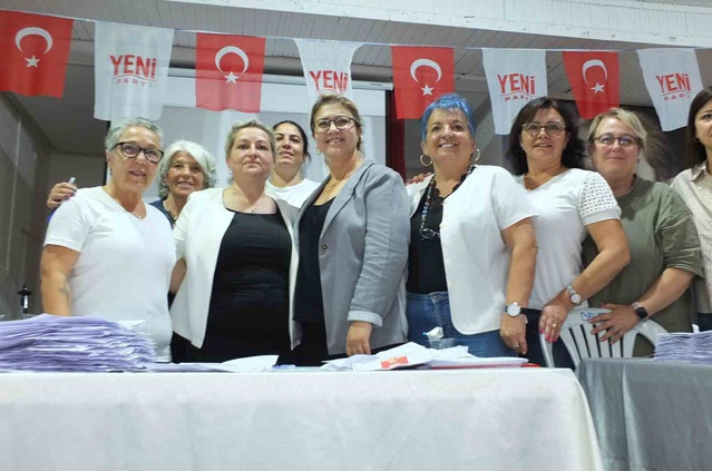 Burhaniye'de Yeni Parti İlçe Kongresi'nde Çiğdem Avcu 728 oyla başkan seçildi
