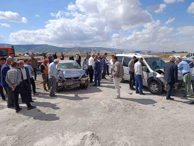 Muş'ta Altınova yolu kavşağında iki araç çarpıştı, 4 kişiden 2'si yaralandı