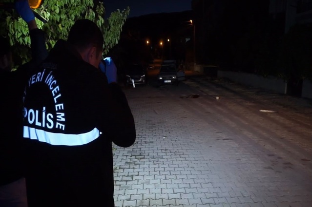 Burdur Gölhisar'da kavgada kürekler kullanıldı, 2 otomobil zarar gördü