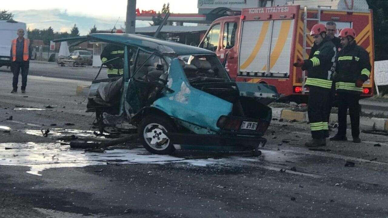 Hafif ticari aracın çarptığı otomobil ikiye bölündü