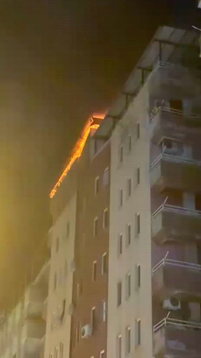 Diyarbakır Yenişehir'de rüzgarla yayılan çatı yangını 8 katlı apartmanda söndürüldü