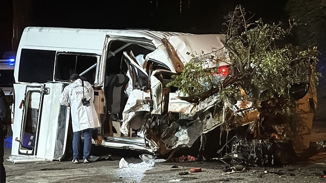 Karabük'te işçi servisinin aydınlatma direğine çarpması sonucu 6 kişi yaralandı