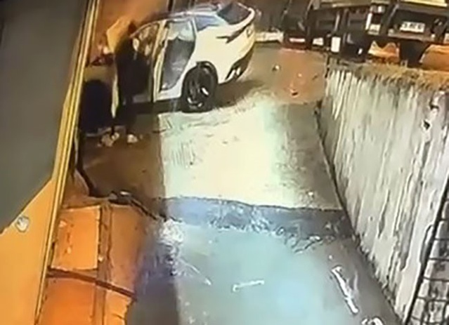Beylikdüzü'nde alev alan otomobilde mahsur kalan sürücüyü bir vatandaş kurtardı