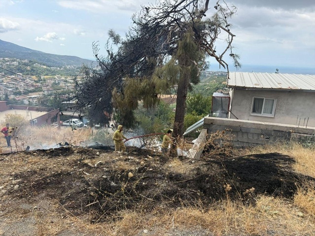 Hatay Belen'de Cırtıman Mahallesi'ndeki otluk yangını büyümeden söndürüldü