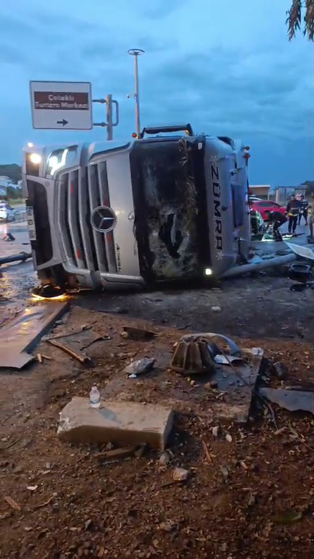 Manavgat'ta dolmuş durağına devrilen TIR'ın şoförü gözaltına alındı, 2 kişi öldü