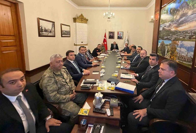Kars'ta güvenlik toplantısında okul çevresi ve sınır güvenliği değerlendirildi