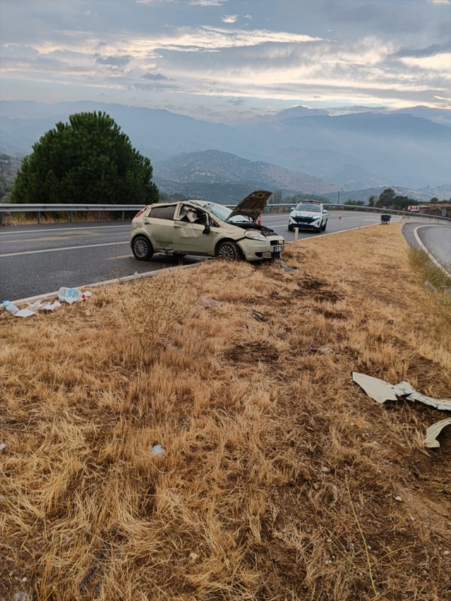 Aydın Çine'de iki otomobil refüje çarptı, kazalarda 7 kişi yaralandı