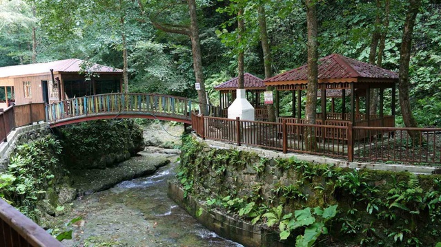 Artvin Murgul'da 'ormanın yüzüğü' şelalesi yeni görünümüyle ziyaretçi çekiyor