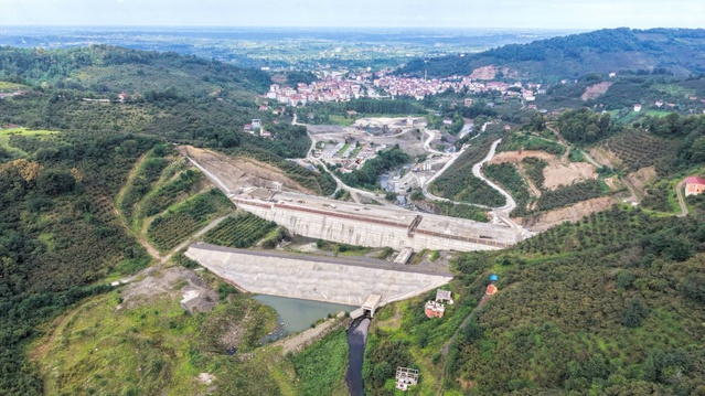 Samsun Salıpazarı'nda baraj şantiyesinde işçi, kolunu makineye kaptırarak ağır yaralandı