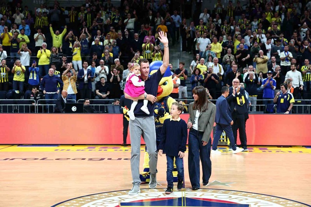 Fenerbahçe, kariyerini noktalayan Jan Vesely'ye Bayern Münih maçı öncesi veda etti