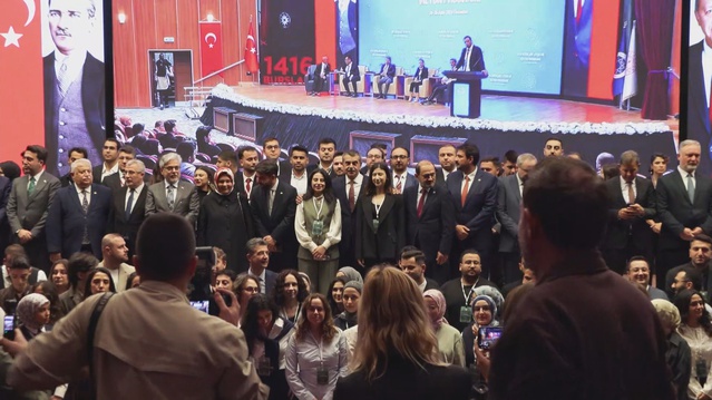Bakan Tekin, 1416 bursuyla gidenlerin Türkiye'yi yüz akıyla temsil ettiğini söyledi
