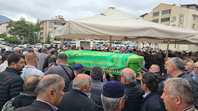 Kazada ölen minibüs sürücüsü Hakkı Özdemir Safranbolu'da son yolculuğuna uğurlandı
