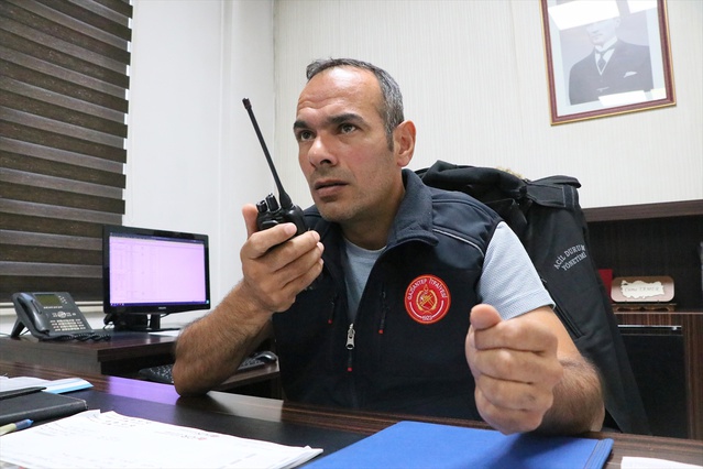 İtfaiyeci Cuma Tamer, Gaziantep'te 17 yıldır görev yapıyor, babasıyla 14 yıl çalıştı